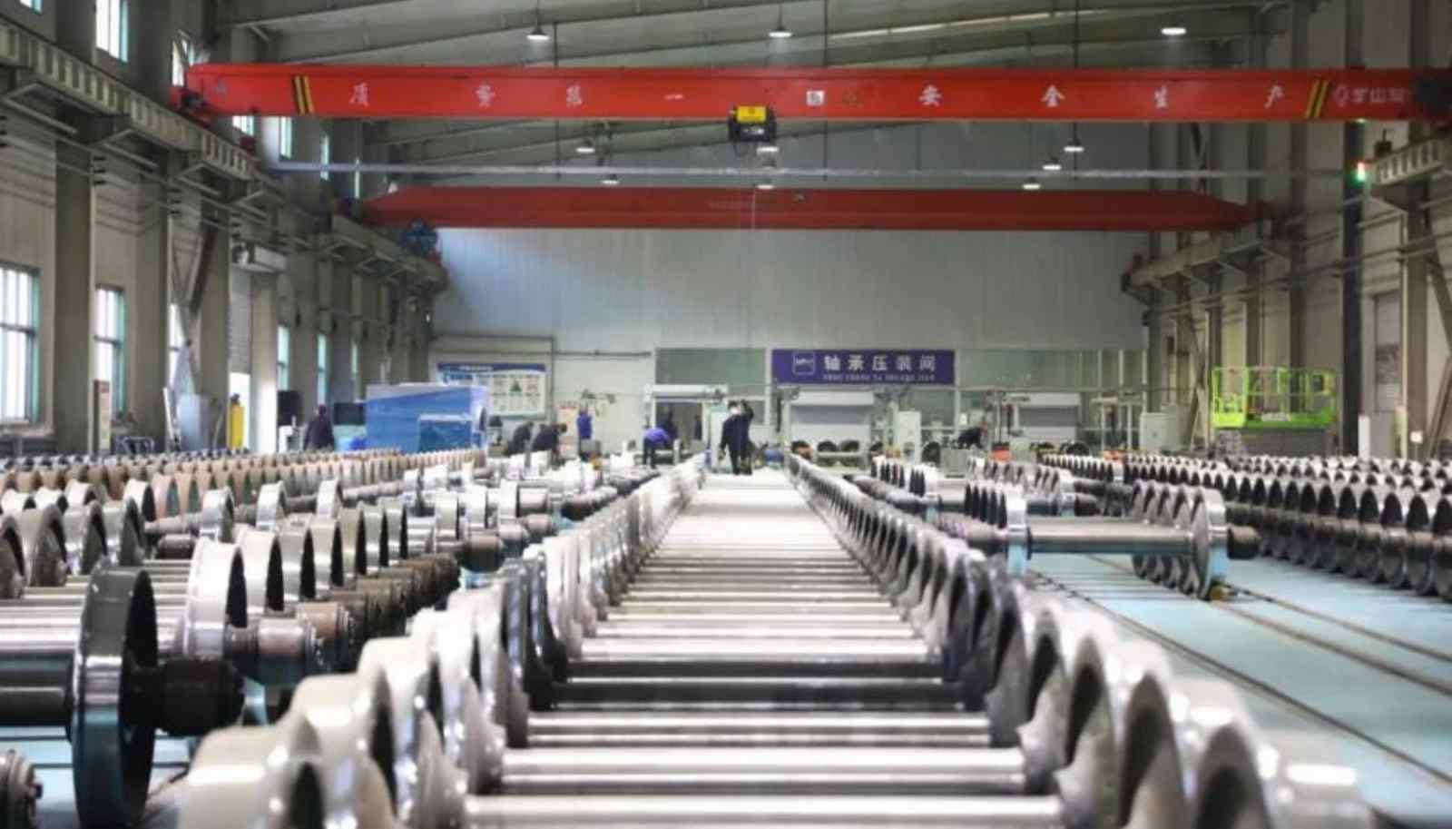 ¿Por qué los trenes usan ruedas de acero mientras los automóviles usan neumáticos de goma?